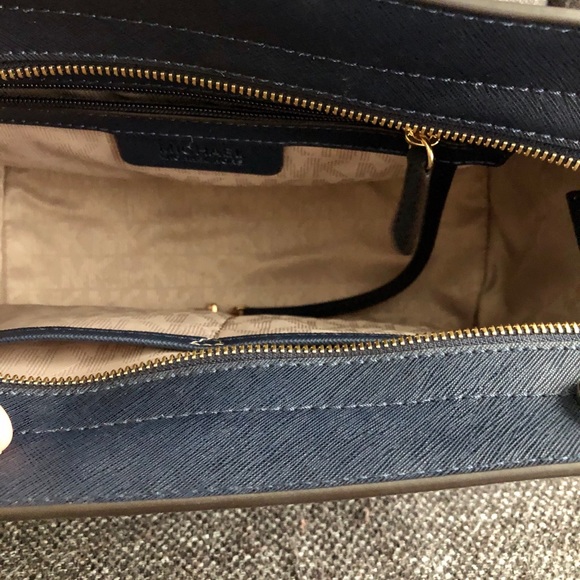 Michael Kors purse - Picture 6 of 8